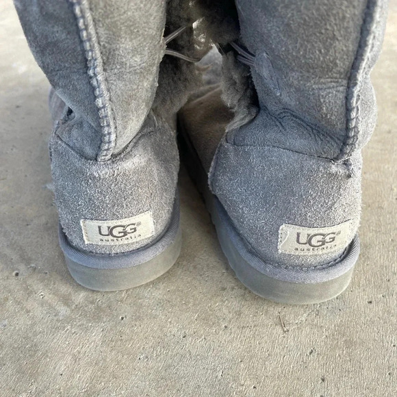 UGG Bailey Button Triplet II Gray Shearling boot - Picture 3 of 8